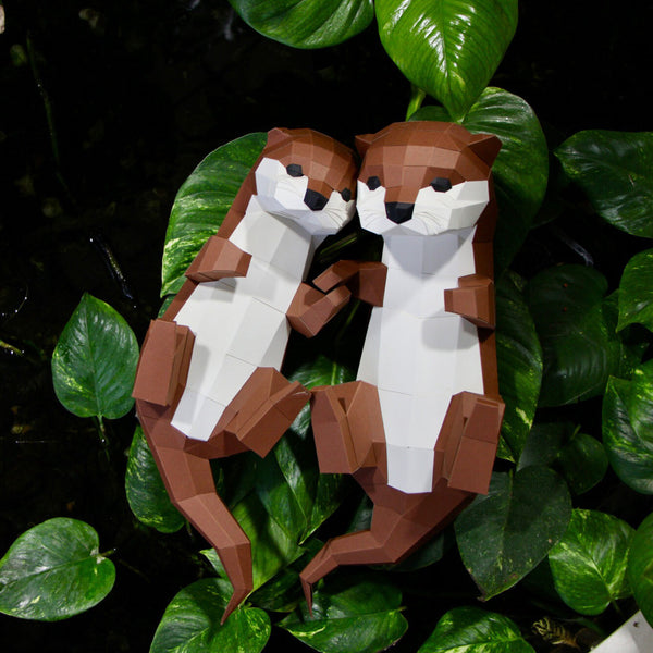 Trophée en papier deux petites loutres